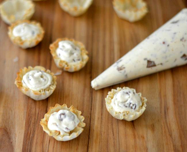 How to easily fill mini cheesecake appetizers using a decorator bag via flouronmyface.com #SplendaSweeties #SweetSwaps