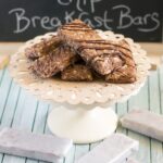 Homemade Peanut Butter Chocolate Chip Breakfast Bars are so easy to make and are perfect for busy mornings whne you don't have time to sit dow to breakfast via flouronmyface.com