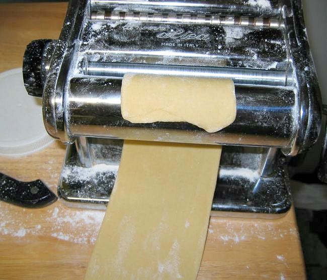 How to make homemade fettuccine pasta via flouronmyface.com 