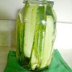 How to make Refrigerator Garlic Dill Pickles via flouronmyface.com