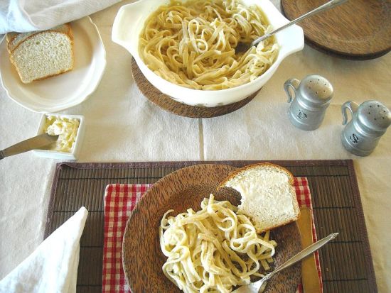 Easy Homemade Fettuccini Alfredo Sauce via flouronmyface.com