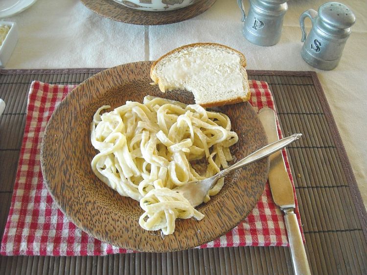 Homemade Fettucini Alfredo Recipe with homemade white sauce via flouronmyface.com