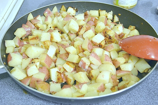 This easy Garlic Potatoes recipe only has 2 ingredients plus the spices. It is easy to make and guaranteed to become a family favorite side dish recipe via flouronmyface.com