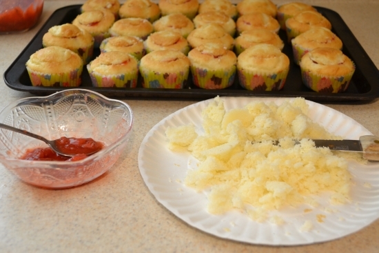 strawberry sauce, homemade, filling, cupcakes