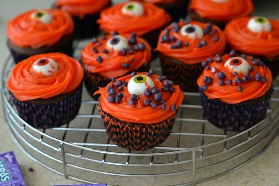 Halloween Treat Bag Topper Printable and Spooky Halloween Cupcakes