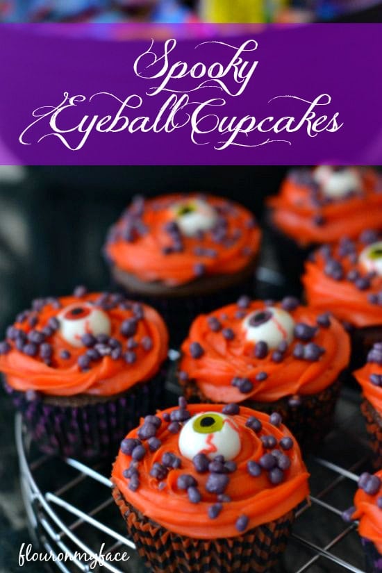 Easy Spooky Eyeball Cupcakes for your Halloween party and a free Halloween Treat Bag printable via flouronmyface.com #ad 