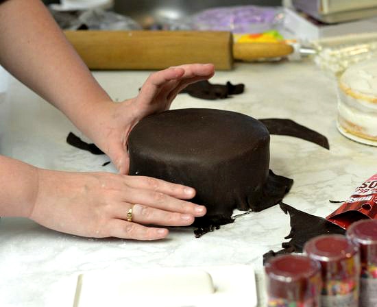 fondant-covered cake, cake boss party, cake decorating