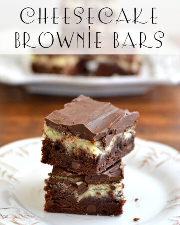 Bring the best of two worlds together with these Cheesecake Brownie Bars via flouronmyface.com