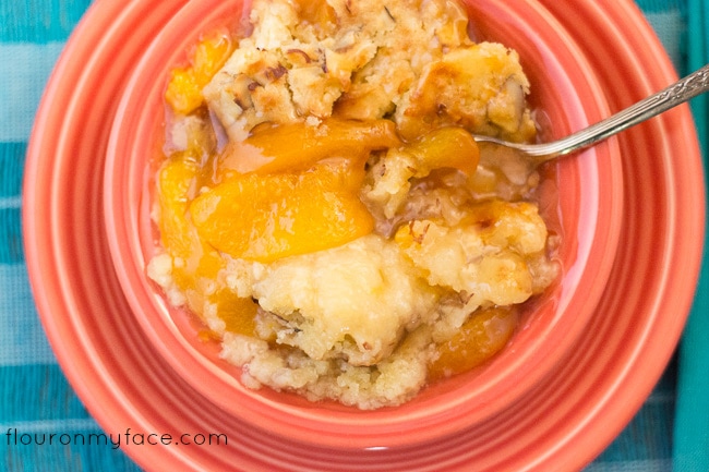 Crock Pot Peach Cobbler with a homemade cobbler topping via flouronmyface.com