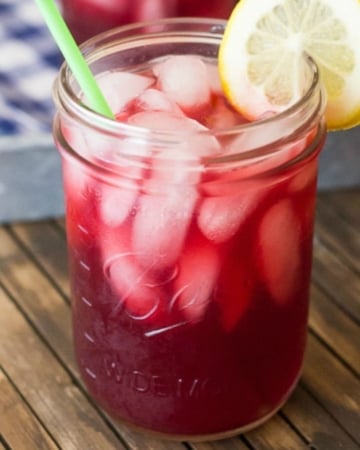 Blackberry Iced Tea in mason jar.
