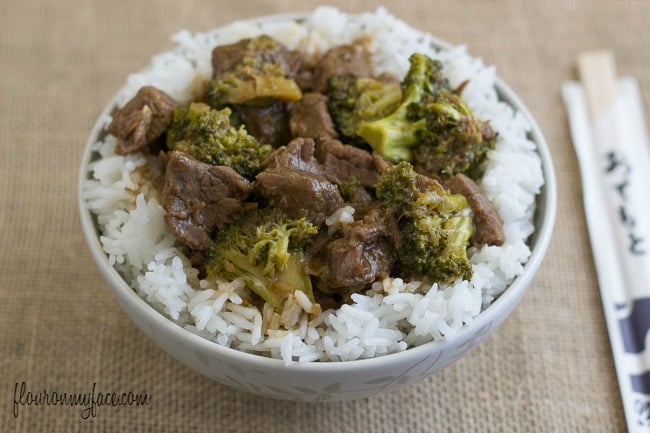 Forget the Chinese take-out and make this Easy Crock Pot Beef and Broccoli at home and in the crock pot via flouronmyface.com