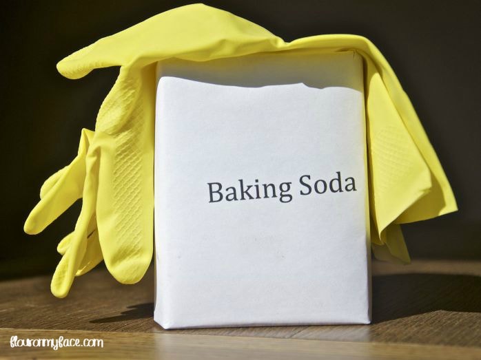 How to clean with baking soda via flouronmyface.com