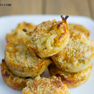 Mac and Cheese Cup appetizers are perfect for game day via flouronmyface.com