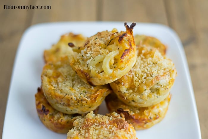 Mac and Cheese Cup appetizers are perfect for game day via flouronmyface.com