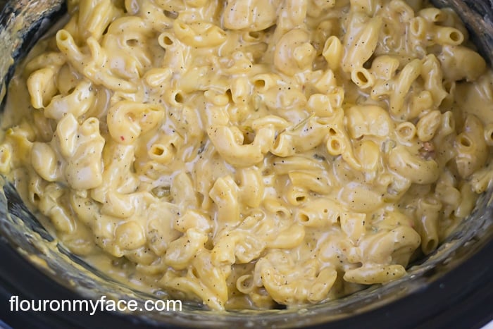 Cheesy Spicy Crock Pot Macaroni and Cheese recipe has a nice little kick to it from the pepperjack cheese and chopped chiles via flouronmyface.com