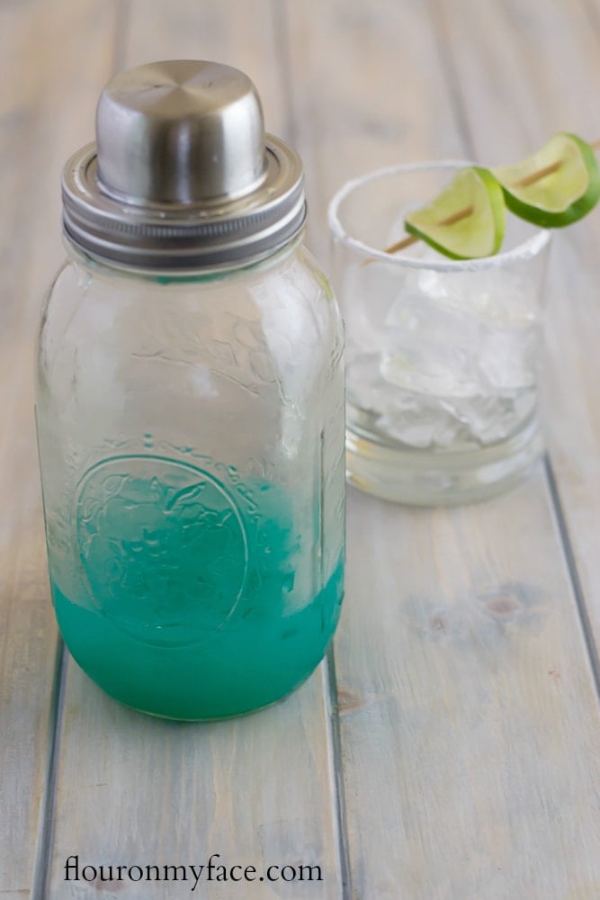 Using a Mason Jar Cocktail Shaker to make a Blue Devil Cocktail recipe #ad via flouronmyface.com