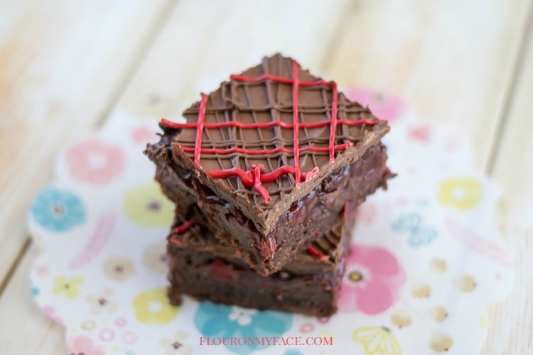 Satisfy your sweet tooth with these cherry filled brownie dessert bars recipe via flouronmyface.com