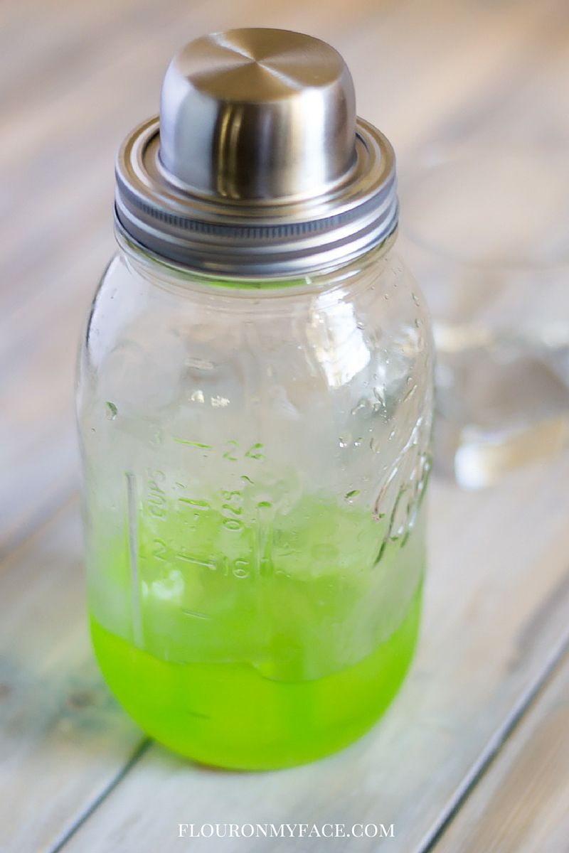 Making cocktails just got easier with this Mason Jar Cocktail Shaker Kit via flouronmyface.com #ad