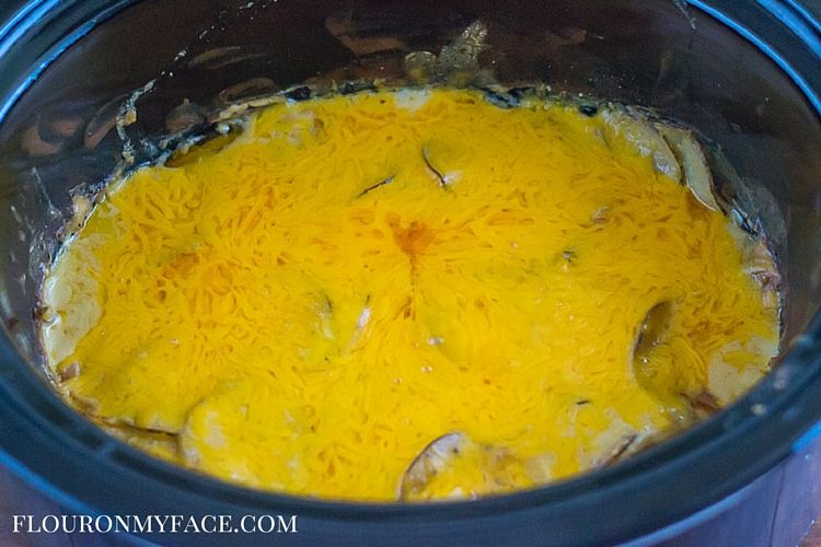 Cheesy Scalloped Potatoes made in the crock pot via flouronmyface.com