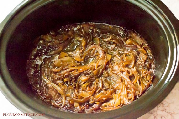 How to make caramelized onions in a slow cooker for French Onion Soup via flouronmyface.com