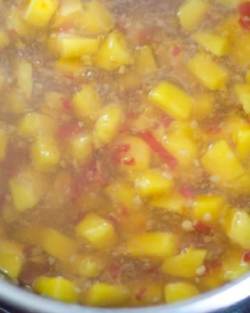 Chunky Sweet Chili Mango Sauce is a perfect sweet and spicy dipping sauce for chicken, fish and shrimp via flouronmyface.com