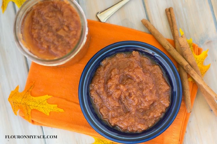 Homemade apple sauce recipe via flouronmyface.com