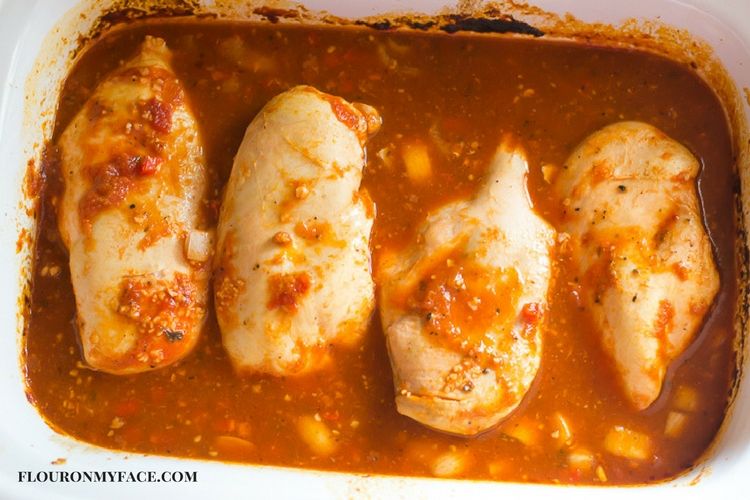 Chicken with spaghetti sauce and mozzarella cheese made in a slow cooker via flouronmyface