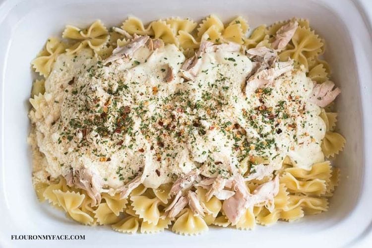 https://flouronmyface.com/wp-content/uploads/2017/06/crock-pot-rotisserie-chicken-alfredo-casserole-flouronmyface.jpg