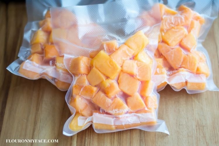 Freezer bag proportioned fresh papaya to freeze