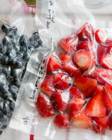 How To Freeze Berries for Jam via flouronmyface.com