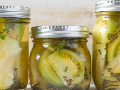 https://flouronmyface.com/wp-content/uploads/2019/03/pickled_green_tomatoes-500x375.jpg