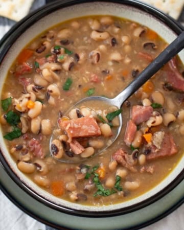 Pressure cooked black eyed peas in a bowl.