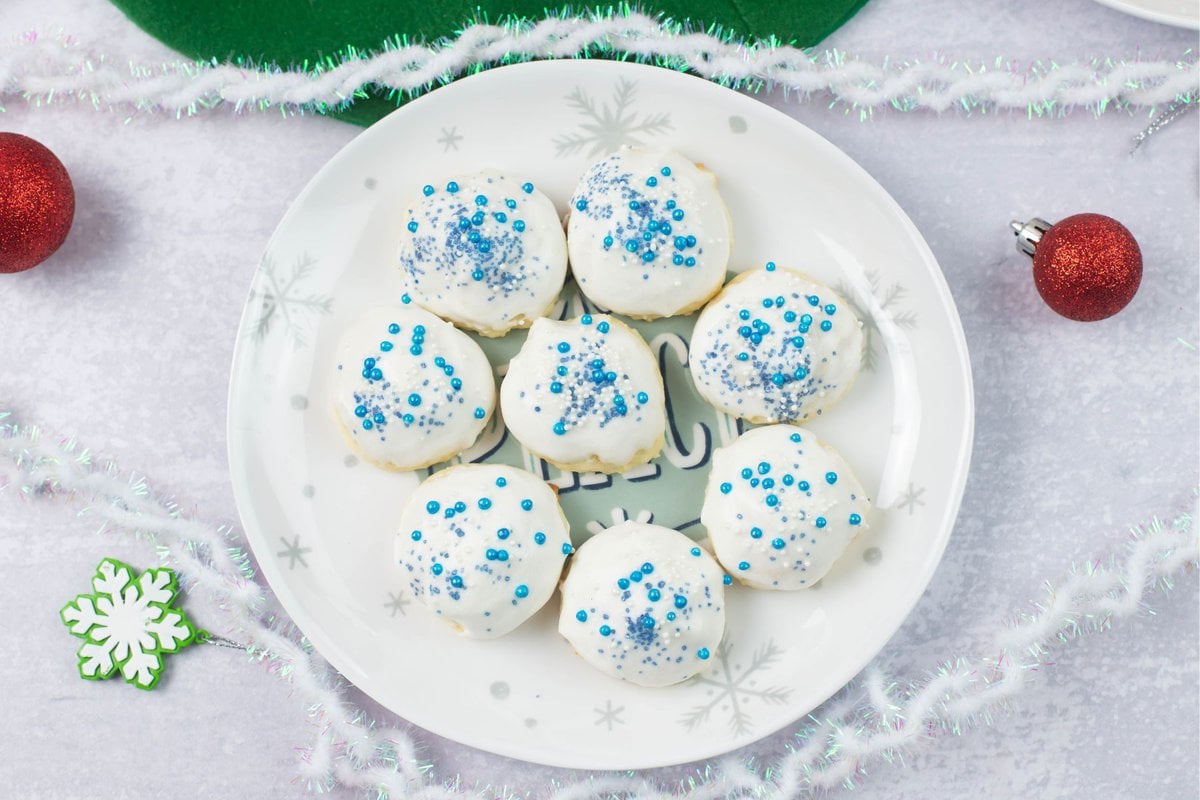 Italian Christmas cookies decorated with blue and white sprinkles.