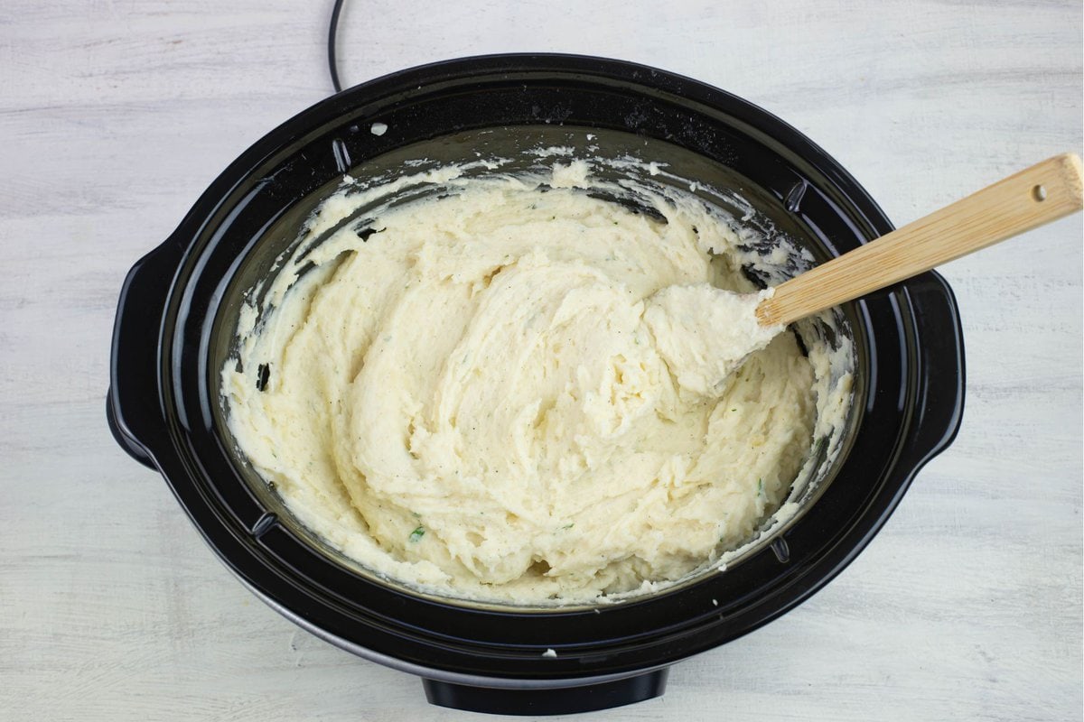 Crock Pot filled with creamy mashed potatoes.