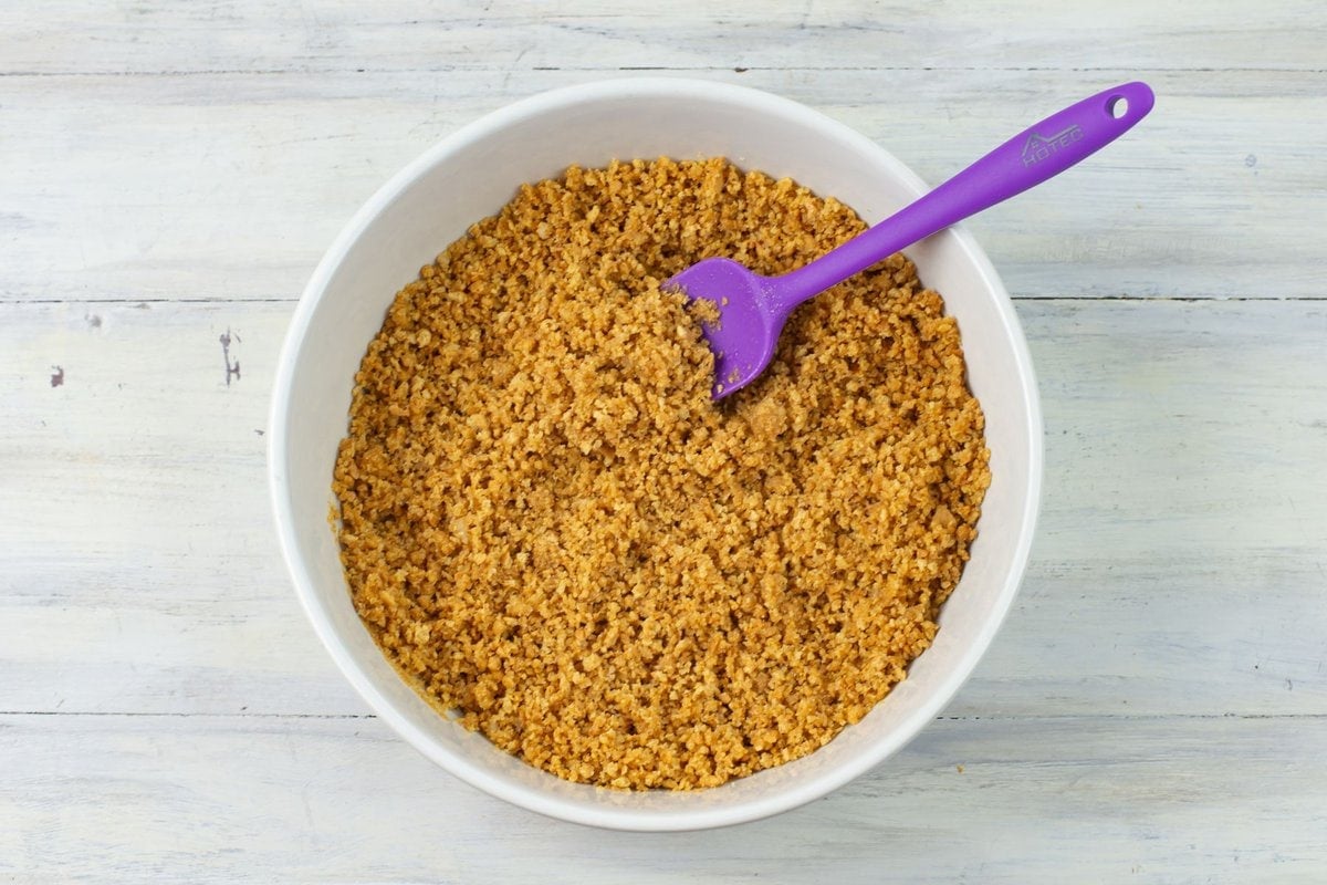 Bowl and spatula with ingredients.