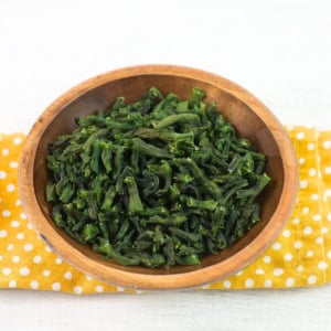 Dehydrated green beans in a wooden bowl.