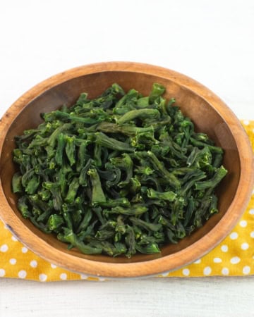 Dehydrated green beans in a wooden bowl.