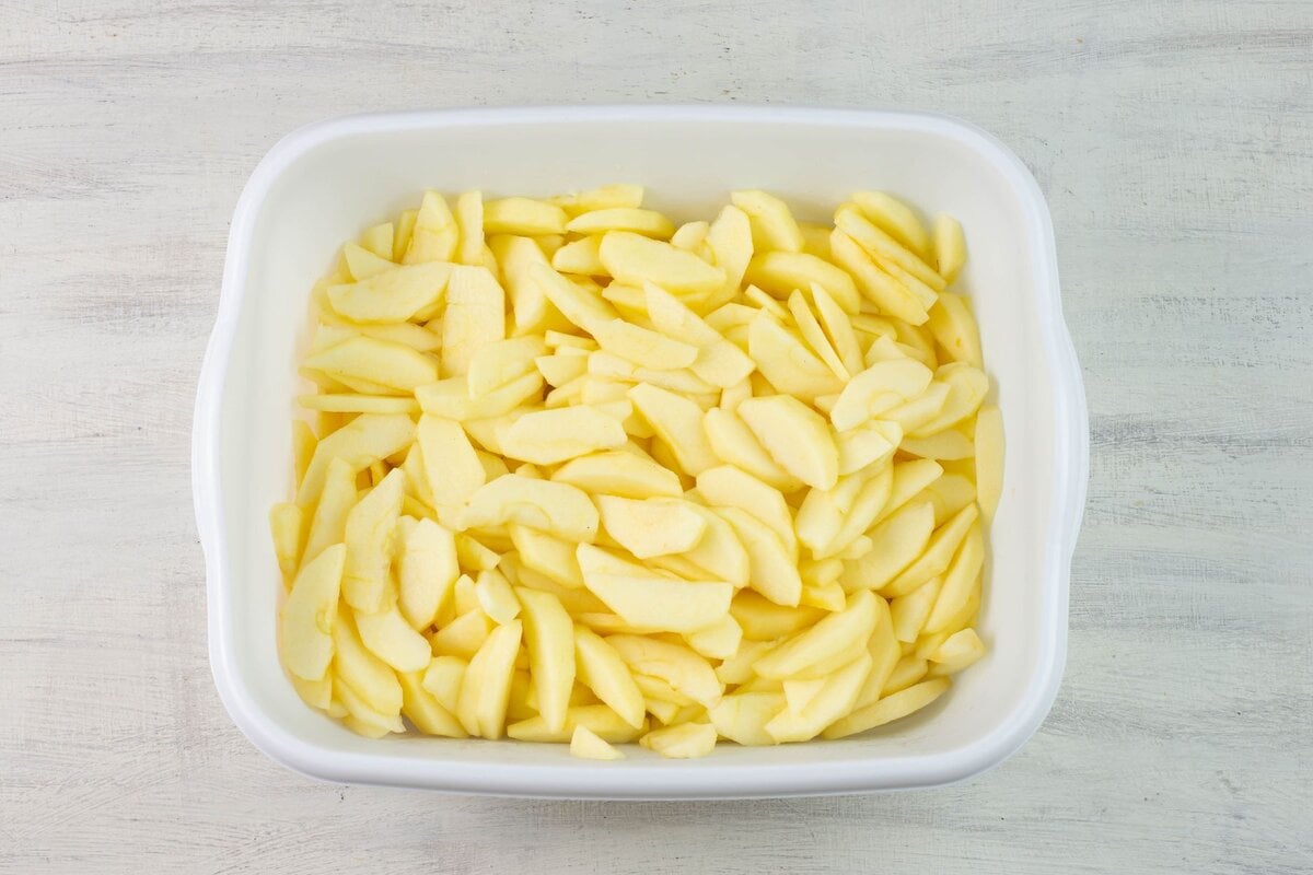 6 pounds apple slices in a white plastic tub.