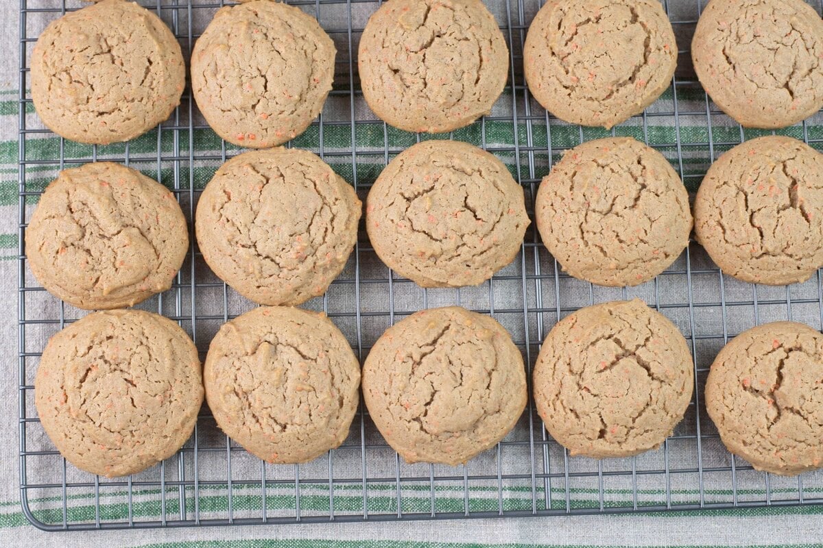 Baked cookies on a wire cooling rack.