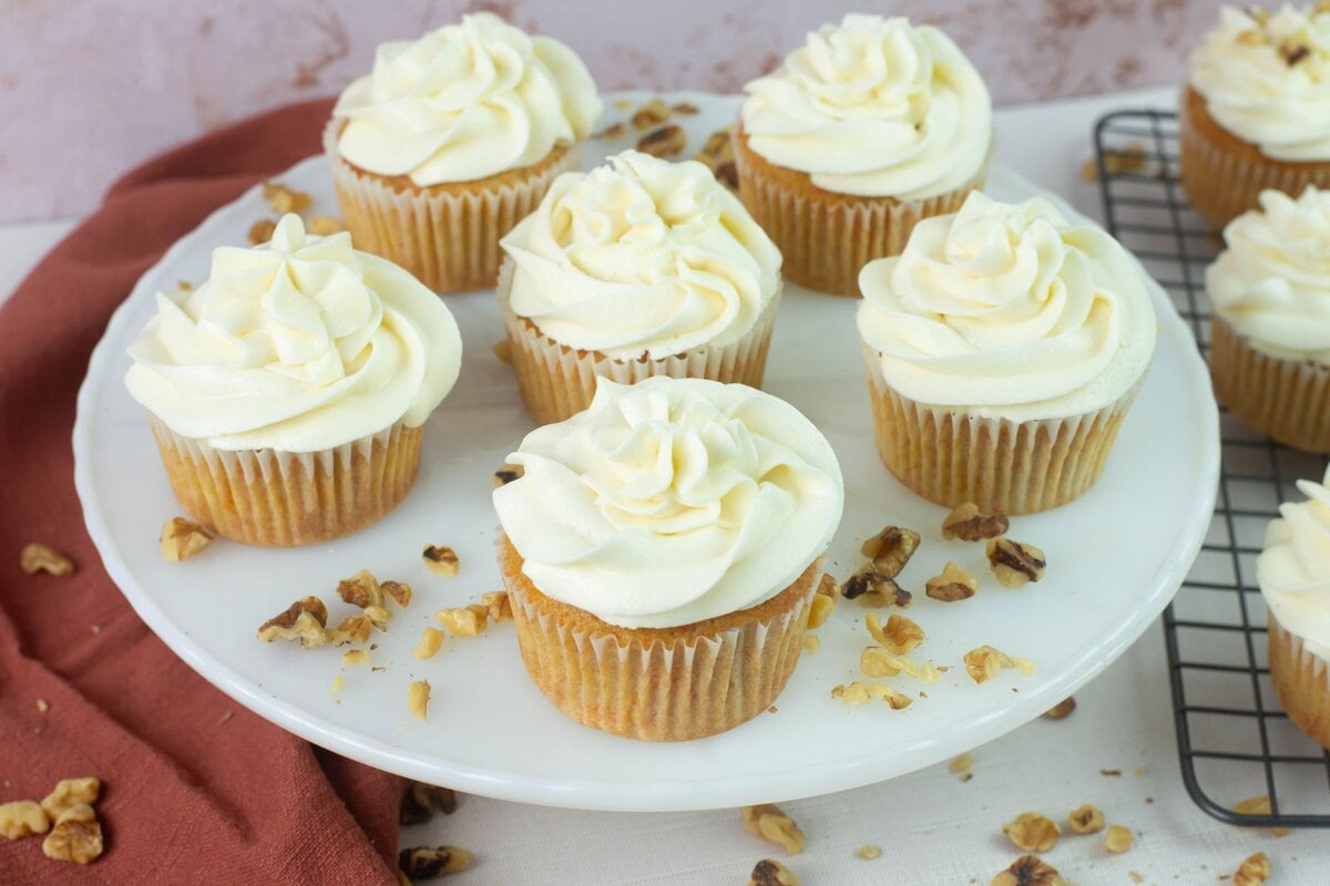 Cake stand with 6 Easter cupcakes.